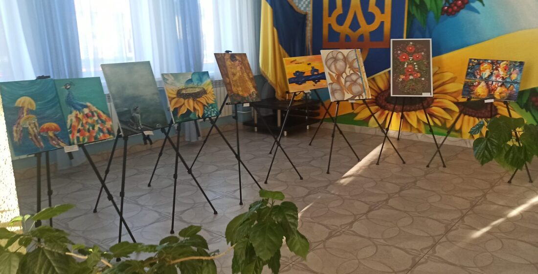 #ТворчеЯ До Всеукраїнського дня працівників культури та майстрів народного мистецтва та в рамках проекту "Творче Я" у вестибюлі закладу діє виставка живопису "Вернісаж". До виставки ввійшли роботи талановитих учениць ліцею, а саме Емми Глушко, (5-Г клас), Лізи Романчук (7-А клас), Марії Лімонт ( 7-А клас), Моніки Глушко (8-Г клас), а також вчителів закладу Ольги Заїки та Юлії Лизунової. Пишаємось юними художниками. На наступний тиждень планується оновлення виставки новими картинами ліціїстів.